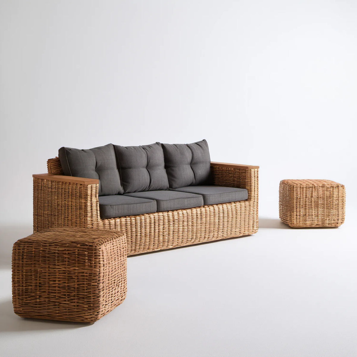 Brązowo-szary zestaw z rattanu naturalnego: sofa 3-osobowa 180 x 75 x 75 cm z 2 pufami
